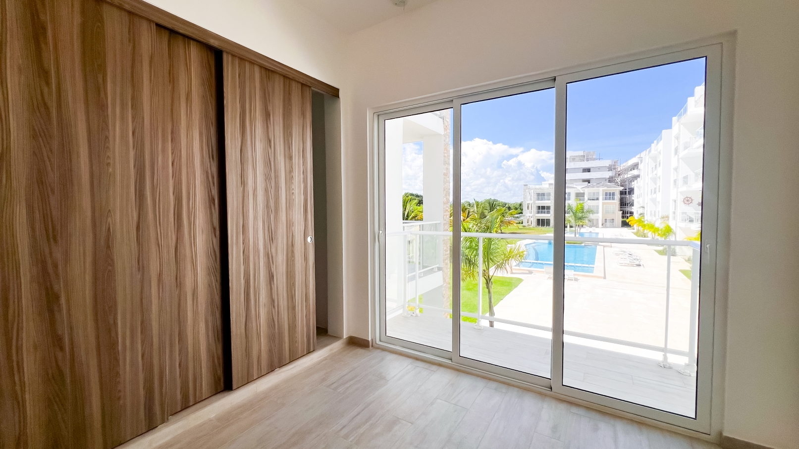 Habitación con balcón y vista a la piscina