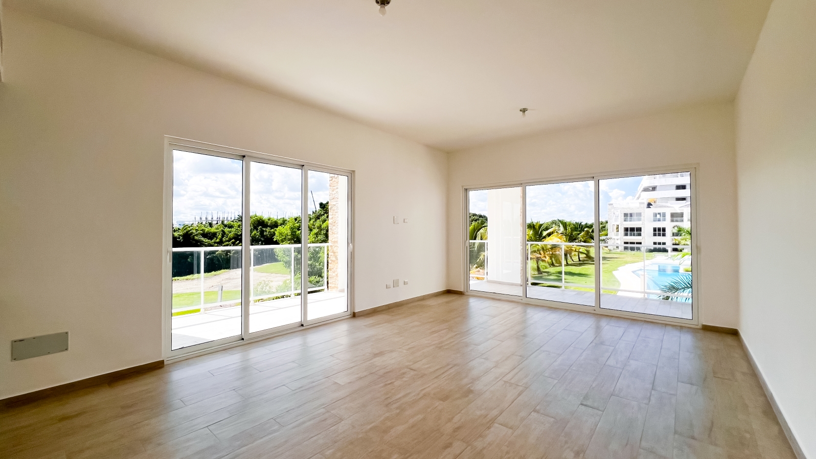 Sala con balcón y vista al jardín